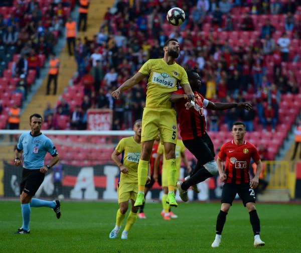 Eskişehirspor evinde Ekol Göz Menemenspor’u 3-0 mağlup ederek ligdeki ilk 3 puanını aldı. Spor Toto 1. Lig’in 5’inci haftasında oynanan Eskişehirspor-Menemenspor karşılaşmasına Es Es taraftarı ilgi göstermedi. Alınan puan silme cezaları, yönetimin akıl almaz hataları nedeniyle taraftarlar eski gibi tribünleri doldurmadı. Mücadeleyi 6 bin 424 taraftar takip etti. Taraftarlar bazı dakikalarda yönetime tepki gösterdi.