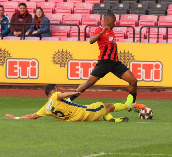 Eskişehirspor evinde Ekol Göz Menemenspor’u 3-0 mağlup ederek ligdeki ilk 3 puanını aldı. Spor Toto 1. Lig’in 5’inci haftasında oynanan Eskişehirspor-Menemenspor karşılaşmasına Es Es taraftarı ilgi göstermedi. Alınan puan silme cezaları, yönetimin akıl almaz hataları nedeniyle taraftarlar eski gibi tribünleri doldurmadı. Mücadeleyi 6 bin 424 taraftar takip etti. Taraftarlar bazı dakikalarda yönetime tepki gösterdi.