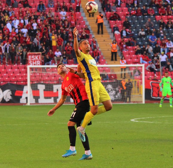 Eskişehirspor evinde Ekol Göz Menemenspor’u 3-0 mağlup ederek ligdeki ilk 3 puanını aldı. Spor Toto 1. Lig’in 5’inci haftasında oynanan Eskişehirspor-Menemenspor karşılaşmasına Es Es taraftarı ilgi göstermedi. Alınan puan silme cezaları, yönetimin akıl almaz hataları nedeniyle taraftarlar eski gibi tribünleri doldurmadı. Mücadeleyi 6 bin 424 taraftar takip etti. Taraftarlar bazı dakikalarda yönetime tepki gösterdi.