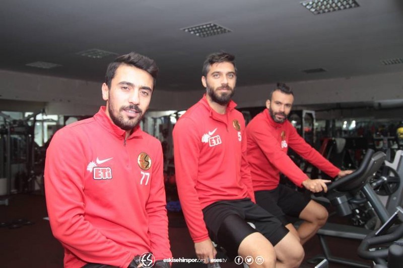 Eskişehirspor yarın sahasında İstanbulspor ile karşı karşıya gelecek. Bir hayli moralsiz olan Siyah Kırmızılı ekipte Teknik Direktör Fuat Çapa oyuncularına moral depolamaya çalışıyor. 
