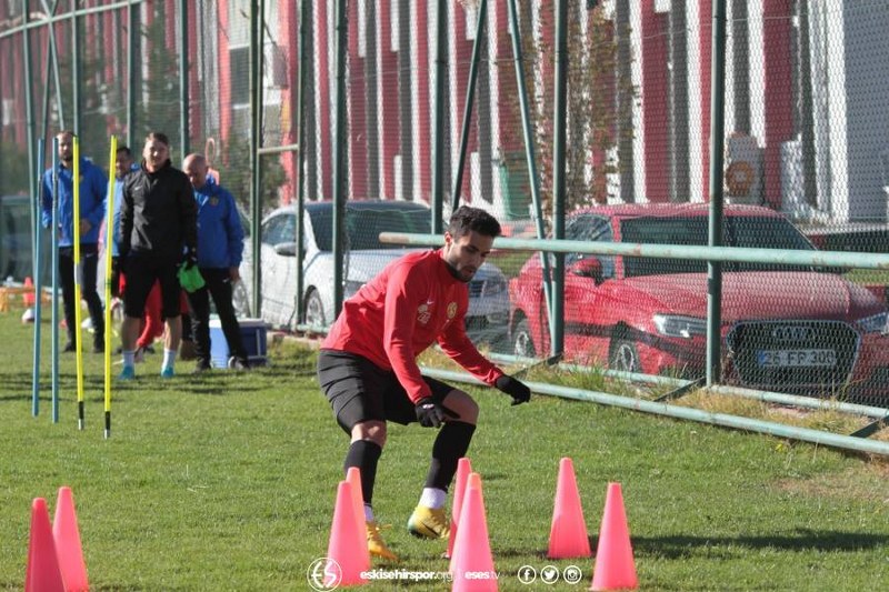 Eskişehirspor yarın sahasında İstanbulspor ile karşı karşıya gelecek. Bir hayli moralsiz olan Siyah Kırmızılı ekipte Teknik Direktör Fuat Çapa oyuncularına moral depolamaya çalışıyor. 
