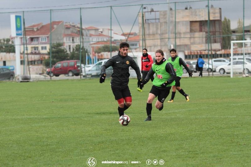 Eskişehirspor yarın sahasında İstanbulspor ile karşı karşıya gelecek. Bir hayli moralsiz olan Siyah Kırmızılı ekipte Teknik Direktör Fuat Çapa oyuncularına moral depolamaya çalışıyor. 
