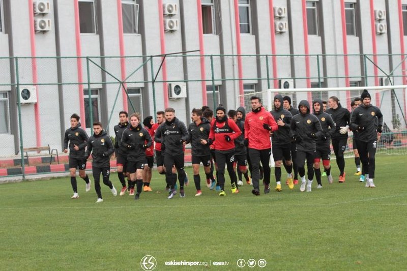 Eskişehirspor yarın sahasında İstanbulspor ile karşı karşıya gelecek. Bir hayli moralsiz olan Siyah Kırmızılı ekipte Teknik Direktör Fuat Çapa oyuncularına moral depolamaya çalışıyor. 
