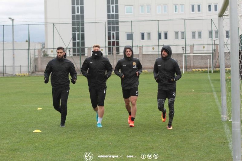 Eskişehirspor yarın sahasında İstanbulspor ile karşı karşıya gelecek. Bir hayli moralsiz olan Siyah Kırmızılı ekipte Teknik Direktör Fuat Çapa oyuncularına moral depolamaya çalışıyor. 
