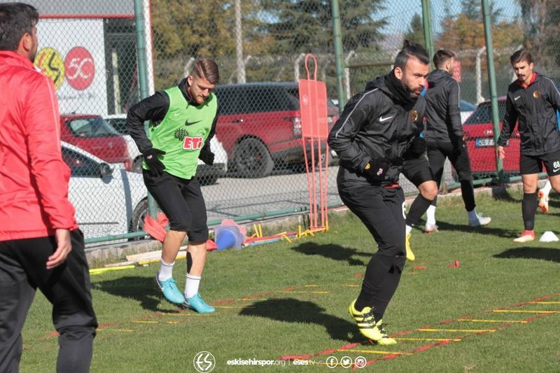 Eskişehirspor yarın sahasında İstanbulspor ile karşı karşıya gelecek. Bir hayli moralsiz olan Siyah Kırmızılı ekipte Teknik Direktör Fuat Çapa oyuncularına moral depolamaya çalışıyor. 
