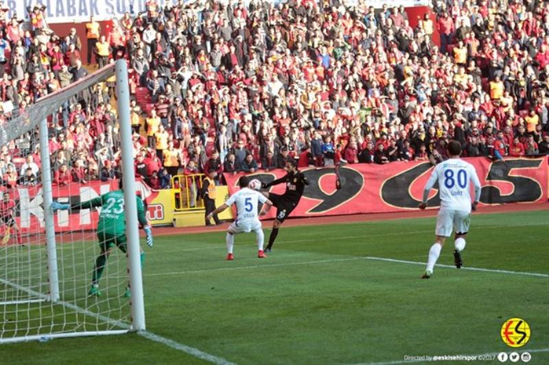 Eskişehirspor, ligin 13. haftasında bugün Çaykur Rizespor ile 1-1 berabere kaldı. Golümüzü atan Hasan Ayaroğlu. Bu skorla Eskişehirspor puanını 12’ye çıkardı.
