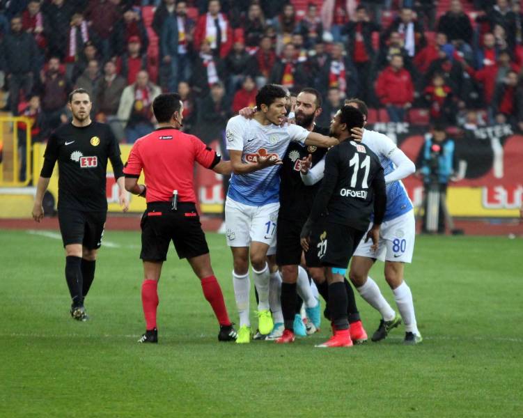 Eskişehirspor, ligin 13. haftasında bugün Çaykur Rizespor ile 1-1 berabere kaldı. Golümüzü atan Hasan Ayaroğlu. Bu skorla Eskişehirspor puanını 12’ye çıkardı.
