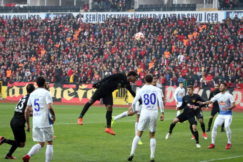 Eskişehirspor, ligin 13. haftasında bugün Çaykur Rizespor ile 1-1 berabere kaldı. Golümüzü atan Hasan Ayaroğlu. Bu skorla Eskişehirspor puanını 12’ye çıkardı.
