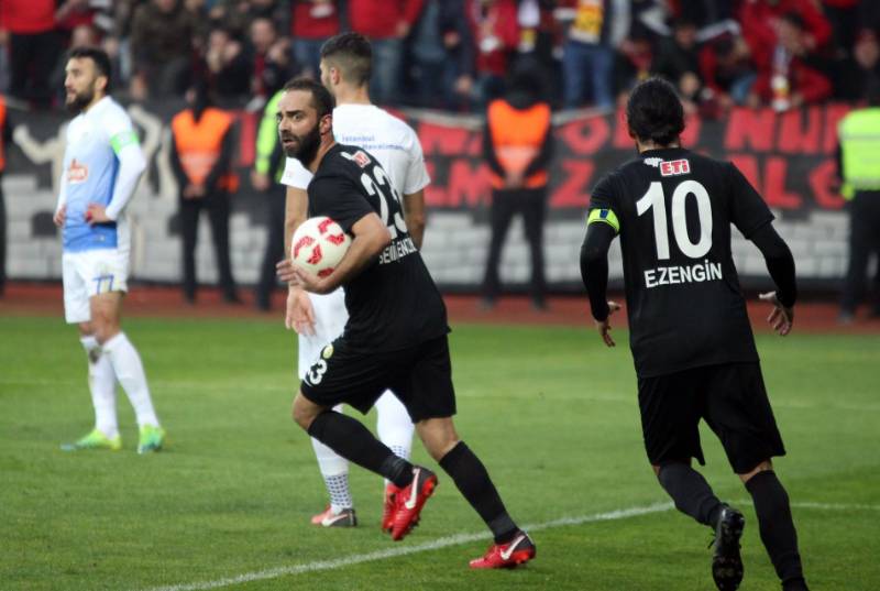 Eskişehirspor, ligin 13. haftasında bugün Çaykur Rizespor ile 1-1 berabere kaldı. Golümüzü atan Hasan Ayaroğlu. Bu skorla Eskişehirspor puanını 12’ye çıkardı.
