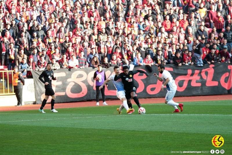 Eskişehirspor, ligin 13. haftasında bugün Çaykur Rizespor ile 1-1 berabere kaldı. Golümüzü atan Hasan Ayaroğlu. Bu skorla Eskişehirspor puanını 12’ye çıkardı.
