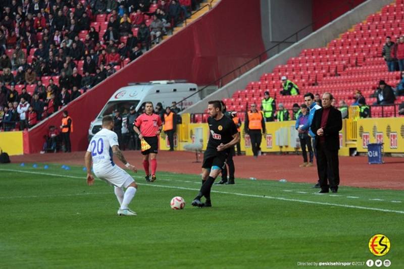 Eskişehirspor, ligin 13. haftasında bugün Çaykur Rizespor ile 1-1 berabere kaldı. Golümüzü atan Hasan Ayaroğlu. Bu skorla Eskişehirspor puanını 12’ye çıkardı.
