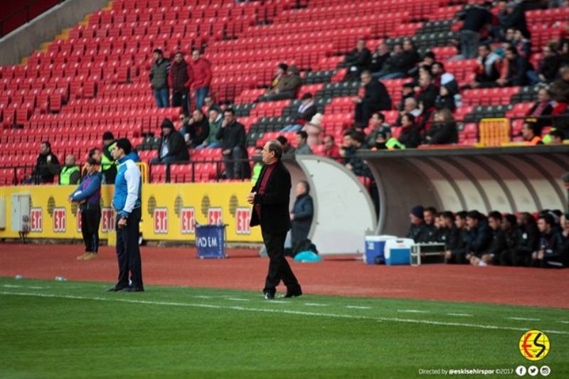 Eskişehirspor, ligin 13. haftasında bugün Çaykur Rizespor ile 1-1 berabere kaldı. Golümüzü atan Hasan Ayaroğlu. Bu skorla Eskişehirspor puanını 12’ye çıkardı.
