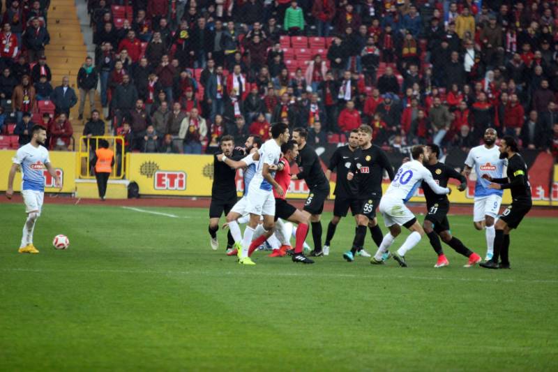 Eskişehirspor, ligin 13. haftasında bugün Çaykur Rizespor ile 1-1 berabere kaldı. Golümüzü atan Hasan Ayaroğlu. Bu skorla Eskişehirspor puanını 12’ye çıkardı.
