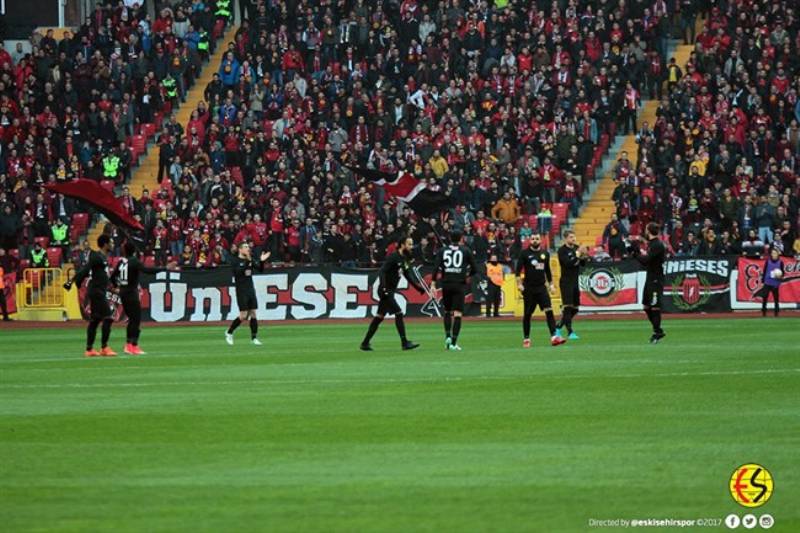 Eskişehirspor, ligin 13. haftasında bugün Çaykur Rizespor ile 1-1 berabere kaldı. Golümüzü atan Hasan Ayaroğlu. Bu skorla Eskişehirspor puanını 12’ye çıkardı.
