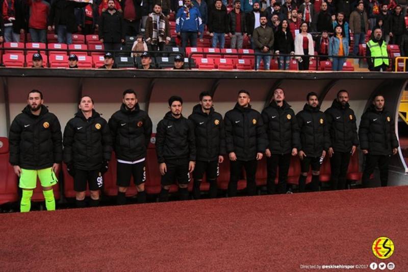 Eskişehirspor, ligin 13. haftasında bugün Çaykur Rizespor ile 1-1 berabere kaldı. Golümüzü atan Hasan Ayaroğlu. Bu skorla Eskişehirspor puanını 12’ye çıkardı.
