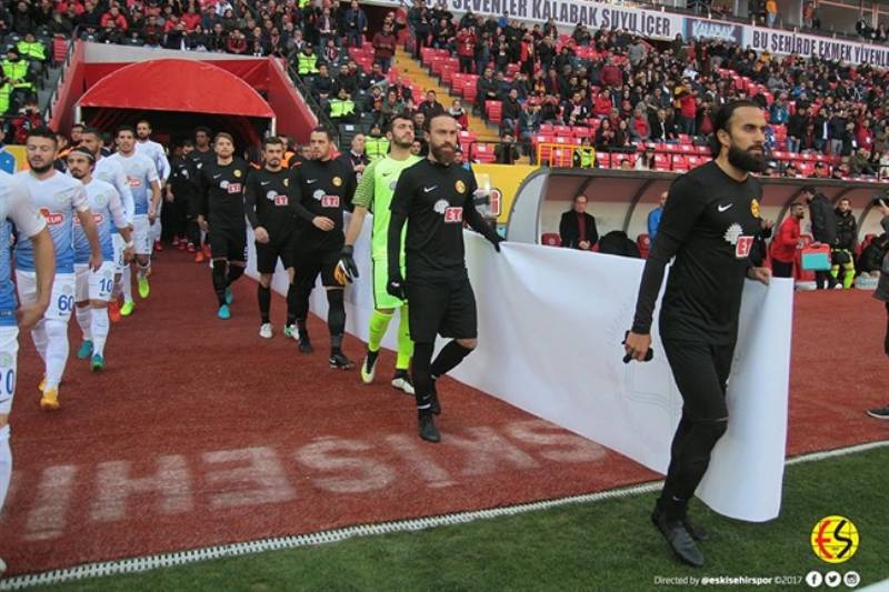 Eskişehirspor, ligin 13. haftasında bugün Çaykur Rizespor ile 1-1 berabere kaldı. Golümüzü atan Hasan Ayaroğlu. Bu skorla Eskişehirspor puanını 12’ye çıkardı.
