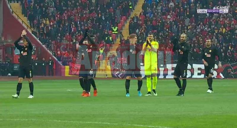 Eskişehirspor, ligin 13. haftasında bugün Çaykur Rizespor ile 1-1 berabere kaldı. Golümüzü atan Hasan Ayaroğlu. Bu skorla Eskişehirspor puanını 12’ye çıkardı.
