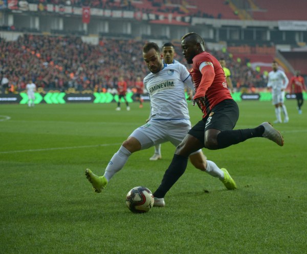 TFF 1. Lig'in 12. haftasında Eskişehirspor, sahasında ağırladığı Büyükşehir Belediye Erzurumspor'a son saniye golüyle 2-1 mağlup oldu. Jesse'nin 3. dakika attığı gol ile öne geçen Es Es 7. dakikada ve 90+3'te yediği gollerle yıkıldı.