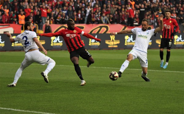 TFF 1. Lig'in 12. haftasında Eskişehirspor, sahasında ağırladığı Büyükşehir Belediye Erzurumspor'a son saniye golüyle 2-1 mağlup oldu. Jesse'nin 3. dakika attığı gol ile öne geçen Es Es 7. dakikada ve 90+3'te yediği gollerle yıkıldı.