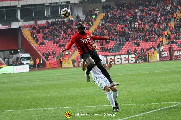 TFF 1. Lig'in 12. haftasında Eskişehirspor, sahasında ağırladığı Büyükşehir Belediye Erzurumspor'a son saniye golüyle 2-1 mağlup oldu. Jesse'nin 3. dakika attığı gol ile öne geçen Es Es 7. dakikada ve 90+3'te yediği gollerle yıkıldı.