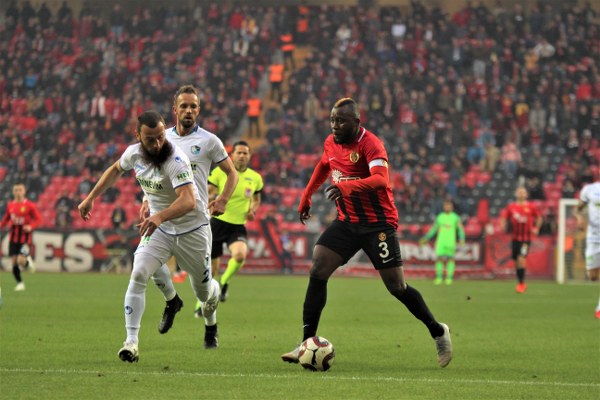 TFF 1. Lig'in 12. haftasında Eskişehirspor, sahasında ağırladığı Büyükşehir Belediye Erzurumspor'a son saniye golüyle 2-1 mağlup oldu. Jesse'nin 3. dakika attığı gol ile öne geçen Es Es 7. dakikada ve 90+3'te yediği gollerle yıkıldı.