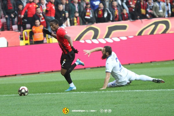 TFF 1. Lig'in 12. haftasında Eskişehirspor, sahasında ağırladığı Büyükşehir Belediye Erzurumspor'a son saniye golüyle 2-1 mağlup oldu. Jesse'nin 3. dakika attığı gol ile öne geçen Es Es 7. dakikada ve 90+3'te yediği gollerle yıkıldı.