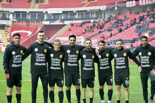 TFF 1. Lig'in 12. haftasında Eskişehirspor, sahasında ağırladığı Büyükşehir Belediye Erzurumspor'a son saniye golüyle 2-1 mağlup oldu. Jesse'nin 3. dakika attığı gol ile öne geçen Es Es 7. dakikada ve 90+3'te yediği gollerle yıkıldı.