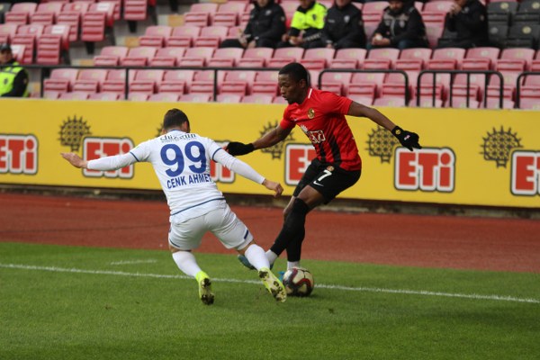 TFF 1. Lig'in 12. haftasında Eskişehirspor, sahasında ağırladığı Büyükşehir Belediye Erzurumspor'a son saniye golüyle 2-1 mağlup oldu. Jesse'nin 3. dakika attığı gol ile öne geçen Es Es 7. dakikada ve 90+3'te yediği gollerle yıkıldı.