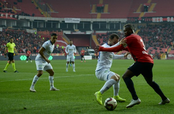 TFF 1. Lig'in 12. haftasında Eskişehirspor, sahasında ağırladığı Büyükşehir Belediye Erzurumspor'a son saniye golüyle 2-1 mağlup oldu. Jesse'nin 3. dakika attığı gol ile öne geçen Es Es 7. dakikada ve 90+3'te yediği gollerle yıkıldı.