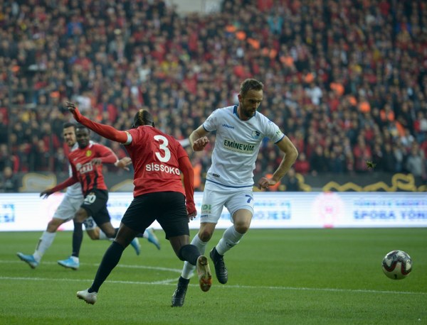 TFF 1. Lig'in 12. haftasında Eskişehirspor, sahasında ağırladığı Büyükşehir Belediye Erzurumspor'a son saniye golüyle 2-1 mağlup oldu. Jesse'nin 3. dakika attığı gol ile öne geçen Es Es 7. dakikada ve 90+3'te yediği gollerle yıkıldı.