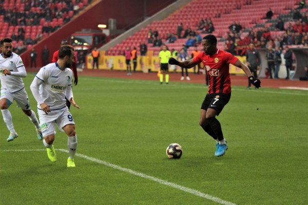 TFF 1. Lig'in 12. haftasında Eskişehirspor, sahasında ağırladığı Büyükşehir Belediye Erzurumspor'a son saniye golüyle 2-1 mağlup oldu. Jesse'nin 3. dakika attığı gol ile öne geçen Es Es 7. dakikada ve 90+3'te yediği gollerle yıkıldı.