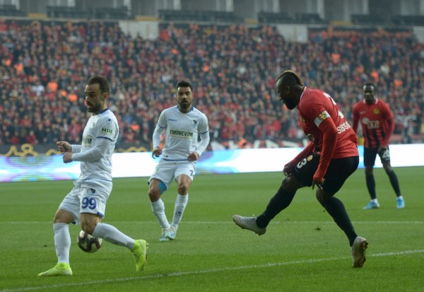 TFF 1. Lig'in 12. haftasında Eskişehirspor, sahasında ağırladığı Büyükşehir Belediye Erzurumspor'a son saniye golüyle 2-1 mağlup oldu. Jesse'nin 3. dakika attığı gol ile öne geçen Es Es 7. dakikada ve 90+3'te yediği gollerle yıkıldı.