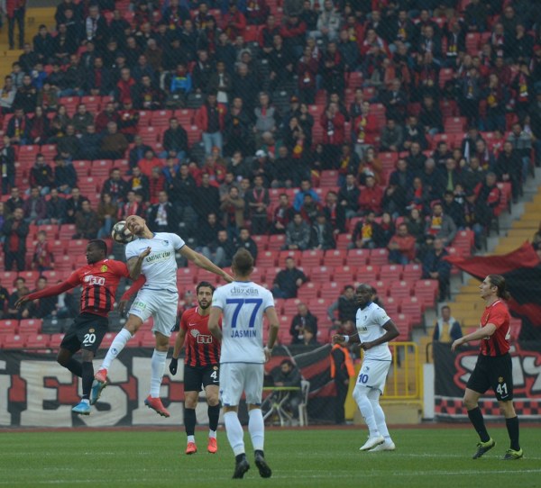 TFF 1. Lig'in 12. haftasında Eskişehirspor, sahasında ağırladığı Büyükşehir Belediye Erzurumspor'a son saniye golüyle 2-1 mağlup oldu. Jesse'nin 3. dakika attığı gol ile öne geçen Es Es 7. dakikada ve 90+3'te yediği gollerle yıkıldı.