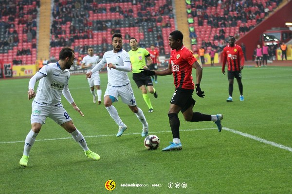 TFF 1. Lig'in 12. haftasında Eskişehirspor, sahasında ağırladığı Büyükşehir Belediye Erzurumspor'a son saniye golüyle 2-1 mağlup oldu. Jesse'nin 3. dakika attığı gol ile öne geçen Es Es 7. dakikada ve 90+3'te yediği gollerle yıkıldı.