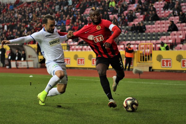 TFF 1. Lig'in 12. haftasında Eskişehirspor, sahasında ağırladığı Büyükşehir Belediye Erzurumspor'a son saniye golüyle 2-1 mağlup oldu. Jesse'nin 3. dakika attığı gol ile öne geçen Es Es 7. dakikada ve 90+3'te yediği gollerle yıkıldı.