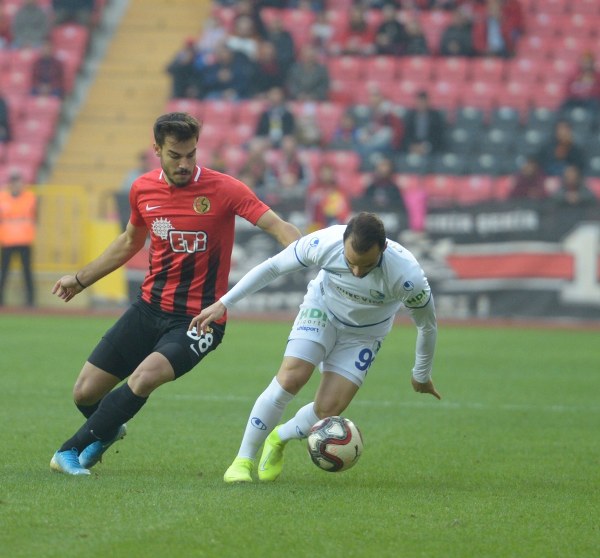 TFF 1. Lig'in 12. haftasında Eskişehirspor, sahasında ağırladığı Büyükşehir Belediye Erzurumspor'a son saniye golüyle 2-1 mağlup oldu. Jesse'nin 3. dakika attığı gol ile öne geçen Es Es 7. dakikada ve 90+3'te yediği gollerle yıkıldı.