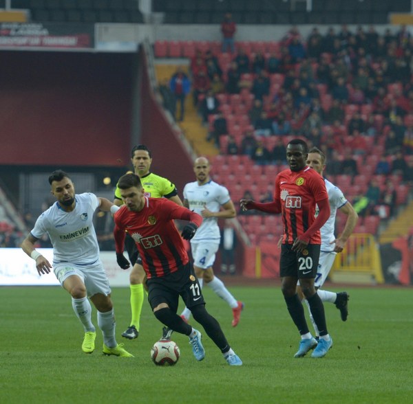 TFF 1. Lig'in 12. haftasında Eskişehirspor, sahasında ağırladığı Büyükşehir Belediye Erzurumspor'a son saniye golüyle 2-1 mağlup oldu. Jesse'nin 3. dakika attığı gol ile öne geçen Es Es 7. dakikada ve 90+3'te yediği gollerle yıkıldı.