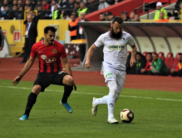 TFF 1. Lig'in 12. haftasında Eskişehirspor, sahasında ağırladığı Büyükşehir Belediye Erzurumspor'a son saniye golüyle 2-1 mağlup oldu. Jesse'nin 3. dakika attığı gol ile öne geçen Es Es 7. dakikada ve 90+3'te yediği gollerle yıkıldı.