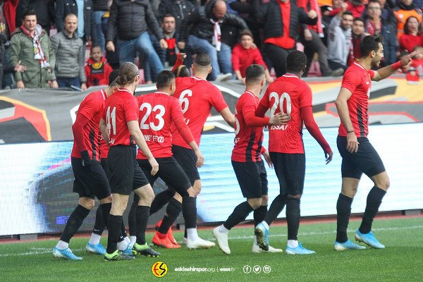 TFF 1. Lig'in 12. haftasında Eskişehirspor, sahasında ağırladığı Büyükşehir Belediye Erzurumspor'a son saniye golüyle 2-1 mağlup oldu. Jesse'nin 3. dakika attığı gol ile öne geçen Es Es 7. dakikada ve 90+3'te yediği gollerle yıkıldı.