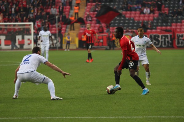 TFF 1. Lig'in 12. haftasında Eskişehirspor, sahasında ağırladığı Büyükşehir Belediye Erzurumspor'a son saniye golüyle 2-1 mağlup oldu. Jesse'nin 3. dakika attığı gol ile öne geçen Es Es 7. dakikada ve 90+3'te yediği gollerle yıkıldı.