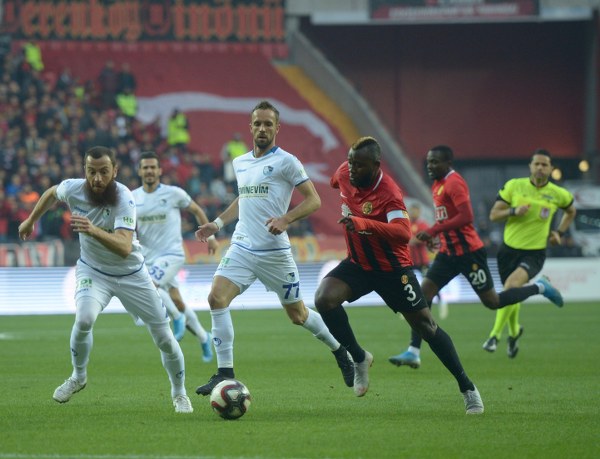 TFF 1. Lig'in 12. haftasında Eskişehirspor, sahasında ağırladığı Büyükşehir Belediye Erzurumspor'a son saniye golüyle 2-1 mağlup oldu. Jesse'nin 3. dakika attığı gol ile öne geçen Es Es 7. dakikada ve 90+3'te yediği gollerle yıkıldı.