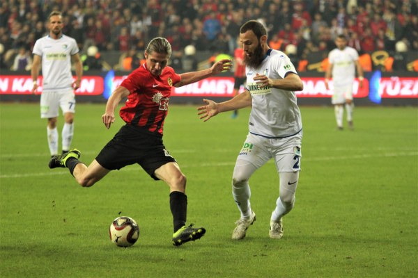 TFF 1. Lig'in 12. haftasında Eskişehirspor, sahasında ağırladığı Büyükşehir Belediye Erzurumspor'a son saniye golüyle 2-1 mağlup oldu. Jesse'nin 3. dakika attığı gol ile öne geçen Es Es 7. dakikada ve 90+3'te yediği gollerle yıkıldı.