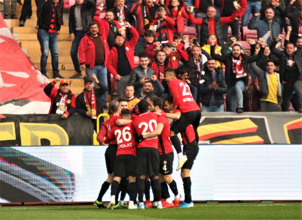 TFF 1. Lig'in 12. haftasında Eskişehirspor, sahasında ağırladığı Büyükşehir Belediye Erzurumspor'a son saniye golüyle 2-1 mağlup oldu. Jesse'nin 3. dakika attığı gol ile öne geçen Es Es 7. dakikada ve 90+3'te yediği gollerle yıkıldı.