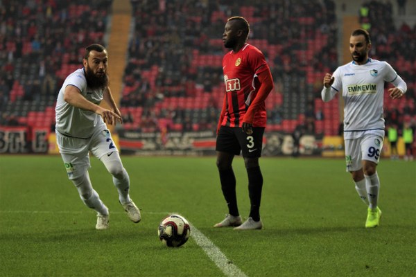 TFF 1. Lig'in 12. haftasında Eskişehirspor, sahasında ağırladığı Büyükşehir Belediye Erzurumspor'a son saniye golüyle 2-1 mağlup oldu. Jesse'nin 3. dakika attığı gol ile öne geçen Es Es 7. dakikada ve 90+3'te yediği gollerle yıkıldı.