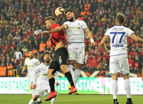 TFF 1. Lig'in 12. haftasında Eskişehirspor, sahasında ağırladığı Büyükşehir Belediye Erzurumspor'a son saniye golüyle 2-1 mağlup oldu. Jesse'nin 3. dakika attığı gol ile öne geçen Es Es 7. dakikada ve 90+3'te yediği gollerle yıkıldı.