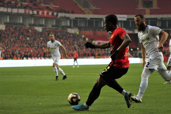 TFF 1. Lig'in 12. haftasında Eskişehirspor, sahasında ağırladığı Büyükşehir Belediye Erzurumspor'a son saniye golüyle 2-1 mağlup oldu. Jesse'nin 3. dakika attığı gol ile öne geçen Es Es 7. dakikada ve 90+3'te yediği gollerle yıkıldı.