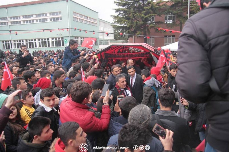 Öte yandan not ortalaması 80 ve üzeri olan öğrencilere de Atatürk Mesleki ve Teknik Anadolu Lisesi Okul Müdürü Osman Anıl Passolig hediye edeceğini, Teknik Direktörümüz Fuat Çapa’da aynı şekilde Eskişehirspor forması hediye edeceğini açıkladı.