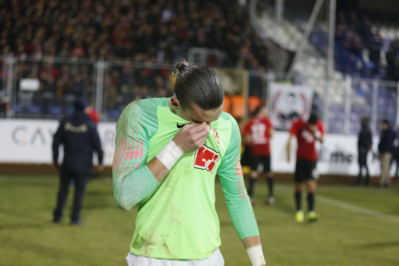 Maddi anlamda çok zor günlerden geçen takımını hiç yalnız bırakmayan taraftar, her gün kapı kapı dolaşıp bağış topluyor. 