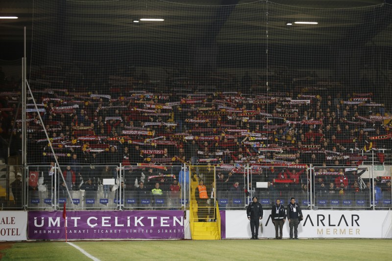 Yiyecek yemek için arayışlarını sürdüren taraftar, hazırlık maçında dahi tribünleri dolduruyor.