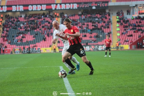 TFF 1. Lig’in 10. haftasında Eskişehirspor evinde karşılaştığı Osmanlıspor’u 3-2 mağlup etti. Osmanlıspor’da maçın ardından konuşan Teknik Direktör Turan İnce, “Bu seyircinin baskısında, buraya gelen hiçbir deplasman takımının maç alma şansı yok” dedi.